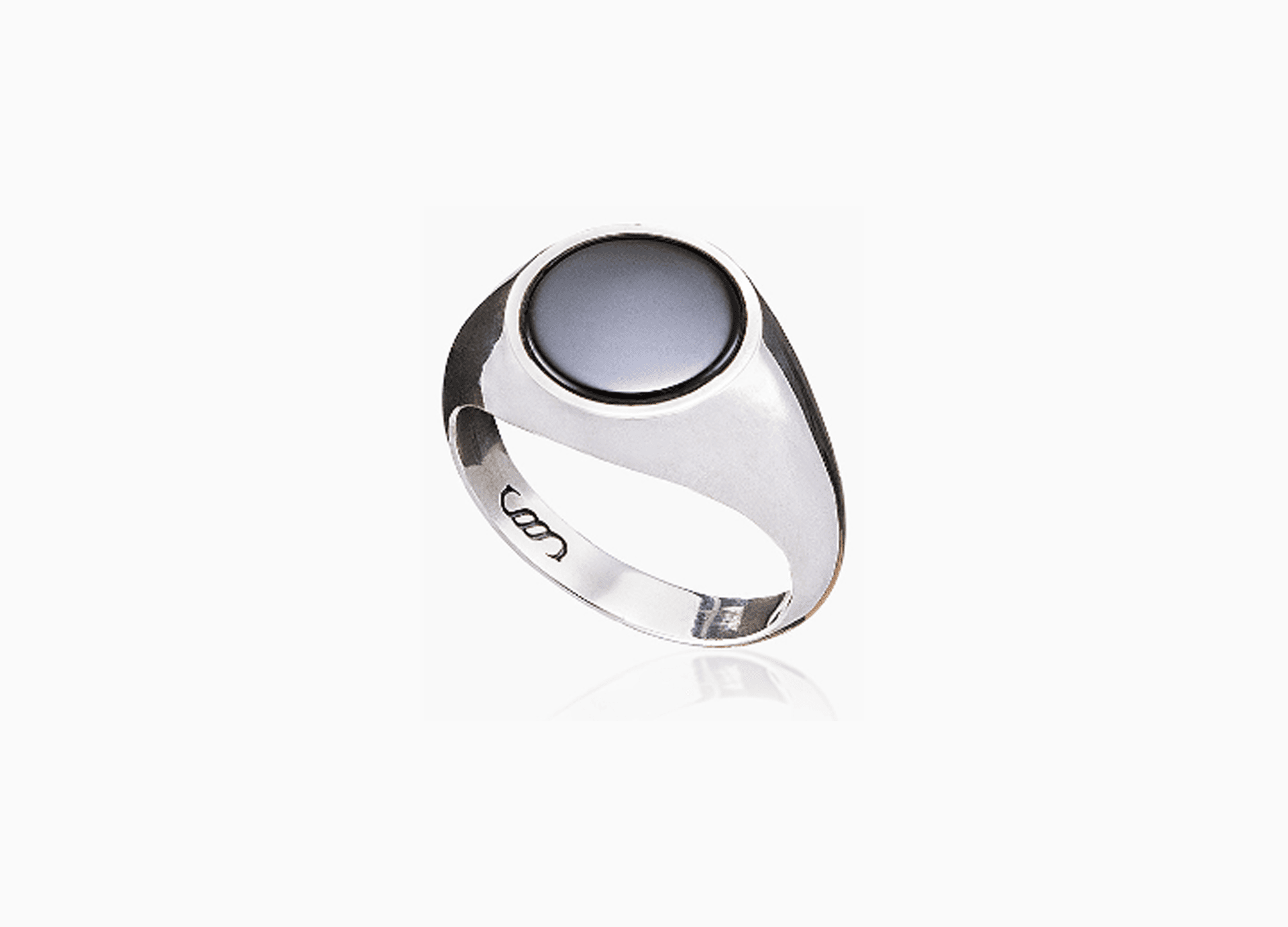 Кольцо из серебра 925 с  ониксом